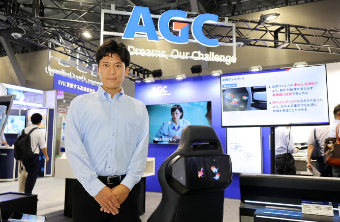 AGCの「車載ディスプレイ用加飾カバーガラス」が車內インテリアにもたらす新たな世界観…“曲げ”の技術を活かして実現